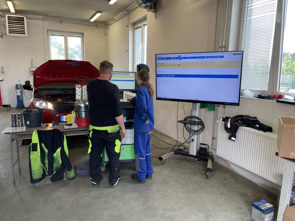 Fotodokumentace praktické části závěrečných zkoušek oboru Mechanik opravář motorových vozidel.