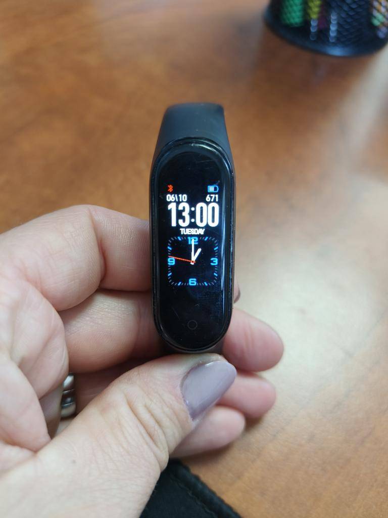 Hledáme majitele chytrého náramku, který byl nalezen v naší obci. Uložen je v kanceláři Obecního úřadu.