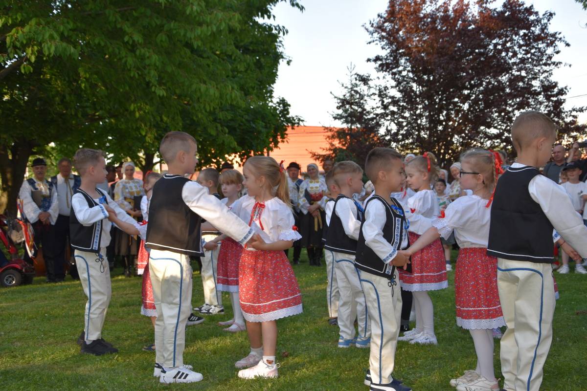 Posledný aprílový deň patril stavaniu mája. Počasie prialo a všetci prítomní sa dobre zabavili a pochutnali si na výbornom gulášiku.
