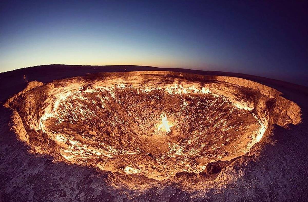 Brána do pekla, plynový kráter Darvaza v turkmenské poušti Karakum, hoří od 70. let po nehodě při vrtání, kdy sovětští geologové zapálili unikající metan.