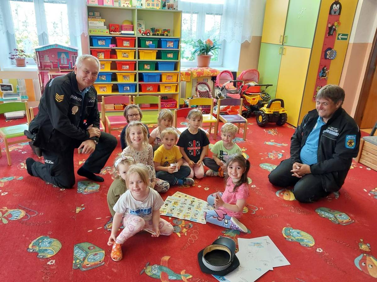 V pondělí 9. 6. 2025 nás ve školce navštívili policisté ze Strmilova, pan Séč a pan Kučera. Povídali si s dětmi o práci policistů, zábavnou formou poznávali dopravní značky, řešili různé dopravní situace a nakonec si děti mohly prohlédnout policejní auto.