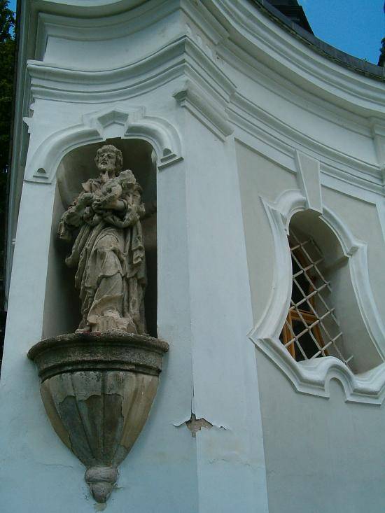 Je ves v údolí potoka Zubřiny, 5 km jihovýchodně od H. Týna v nadmořské výšce 375 m n.m. První zmínka o obci je z r. 1379, kdy ji vlastnil Hněvek z Chotoměře. V roce 1547 původní tvrz uváděna jako pustá.