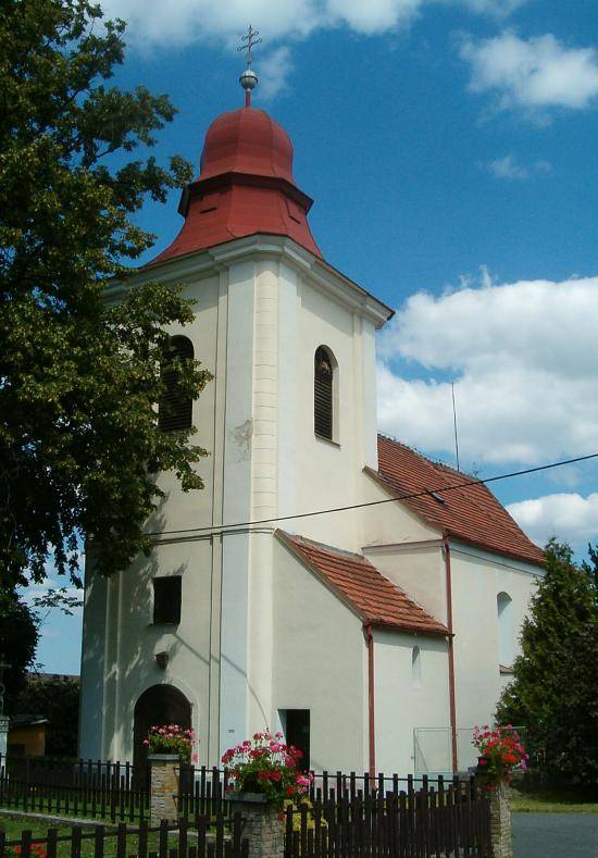 395 metrů nad mořem v údolní nivě Hradišťského potoka 3 km od Kanic, kde se původně rozkládaly rybníky. První písemná zmínka je z r. 1196. V 15. století byla ves součástí nedalekého Hrádku nazývaného též Lacembok.