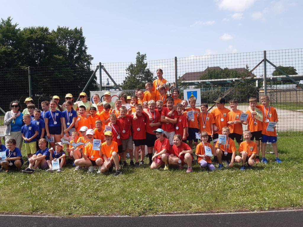 Naši žáci dosáhli skvělých výsledků na  olympiádě malotřídních škol, kde se zúčastnili různých disciplín. Karel a Krystián Kubišovi vybojovali krásná druhá místa ve svých kategoriích. Gratulujeme!