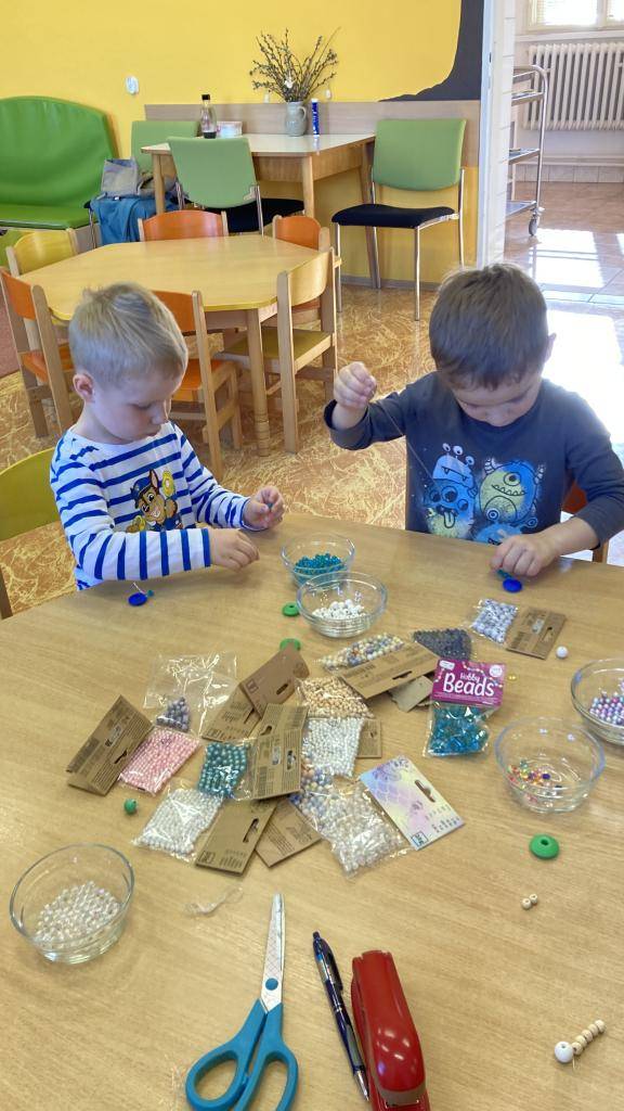 Sběr fotek při tvoření náramků pro maminky, radovánky na hřišti i ve třídě.