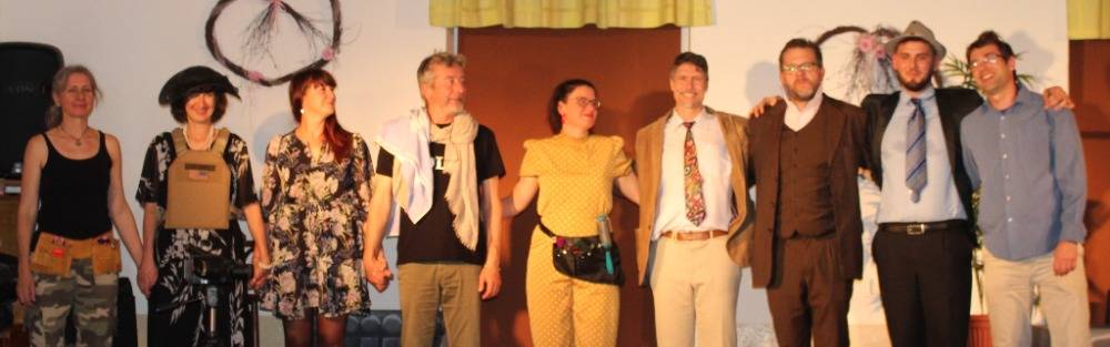 Přesto, že byl velmi deštivý a studený víkend, komedie Pozor natáčíme v podání DS Smečka Smedčice přítomné rozehřála a velmi pobavila.