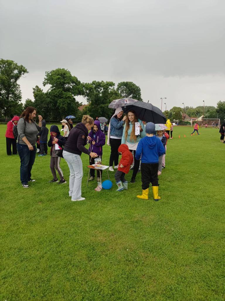 I přes nepřízeň počasí a dešťových přeháněk jsme vše nakonec zvládli. Krásné vystoupení od Martina a Jirky si užili všichni dospělí i děti a dokonce se i soutěžilo. Dorazilo 56 dětí