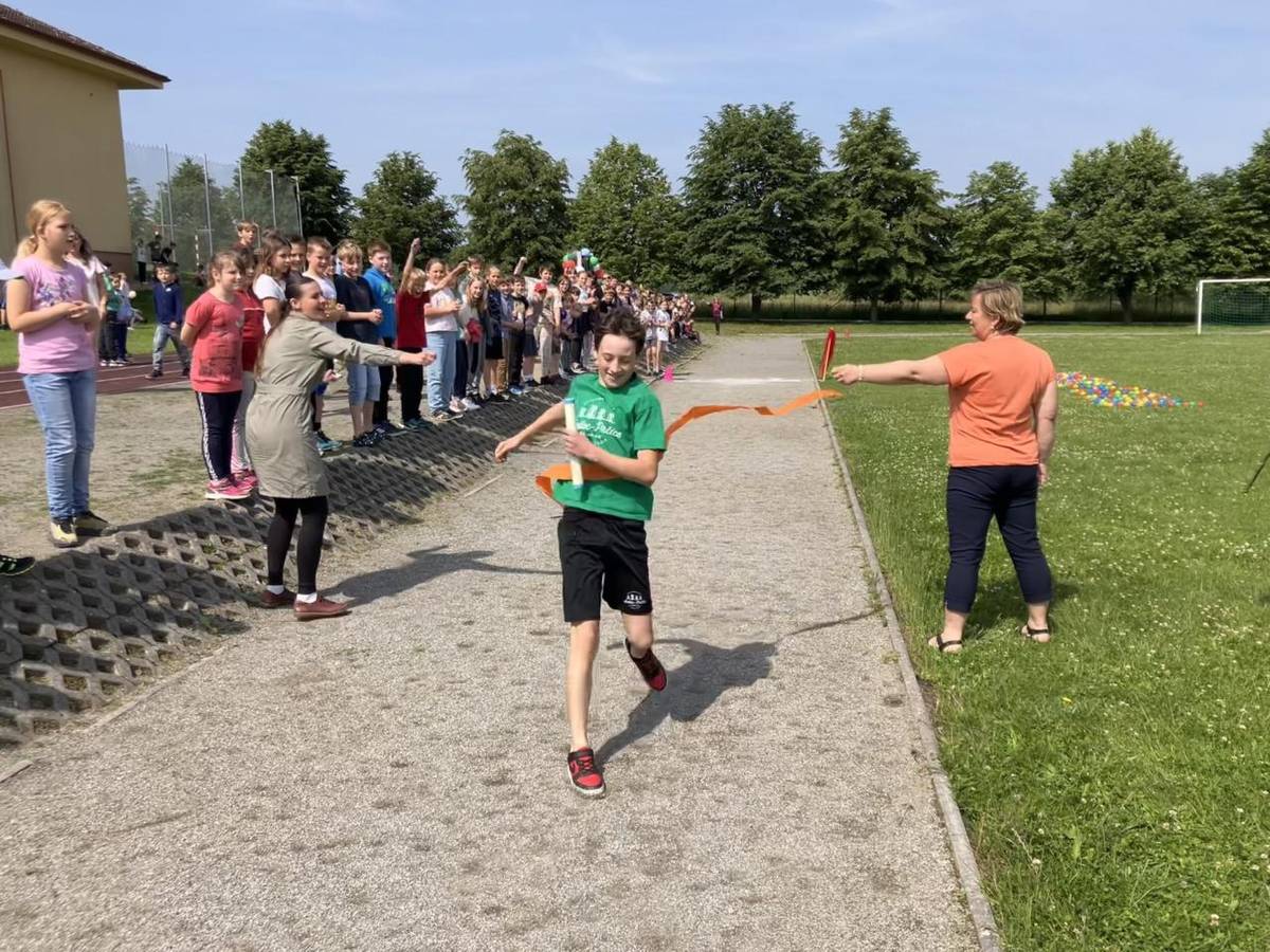 10. 6. žáci 1. stupně běželi již X. ročník maratonského běhu. 180 dětí zaběhlo 42 kilometrů a 195 metrů v čase 2:33:48.