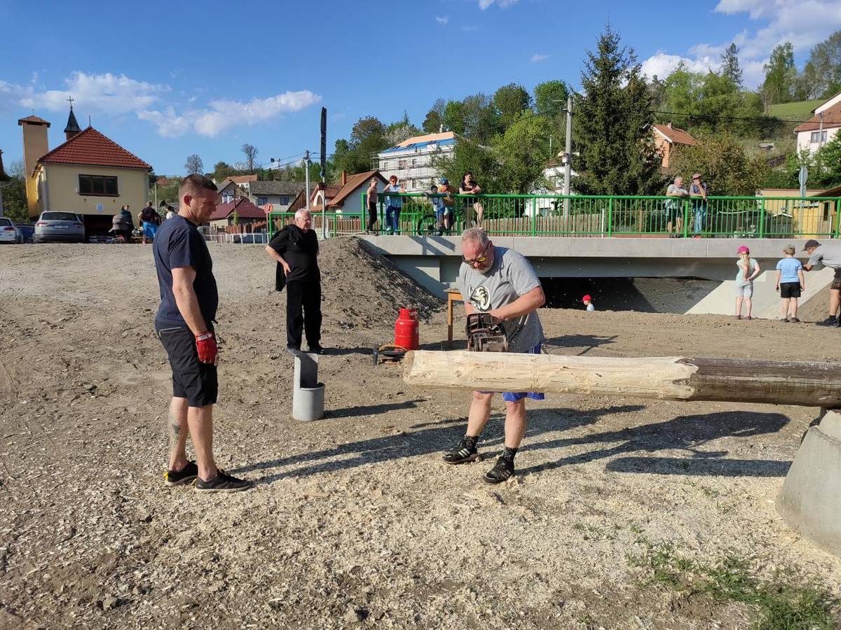 Stavění májky tentokrát se stuhami