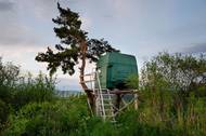 Fotografuje s citem pro světlo a krajinu a nehledá krásu v dokonalosti, ale v originalitě. 

(Široké - posed jako kabina nákladního tahače MAN TGA XXL)