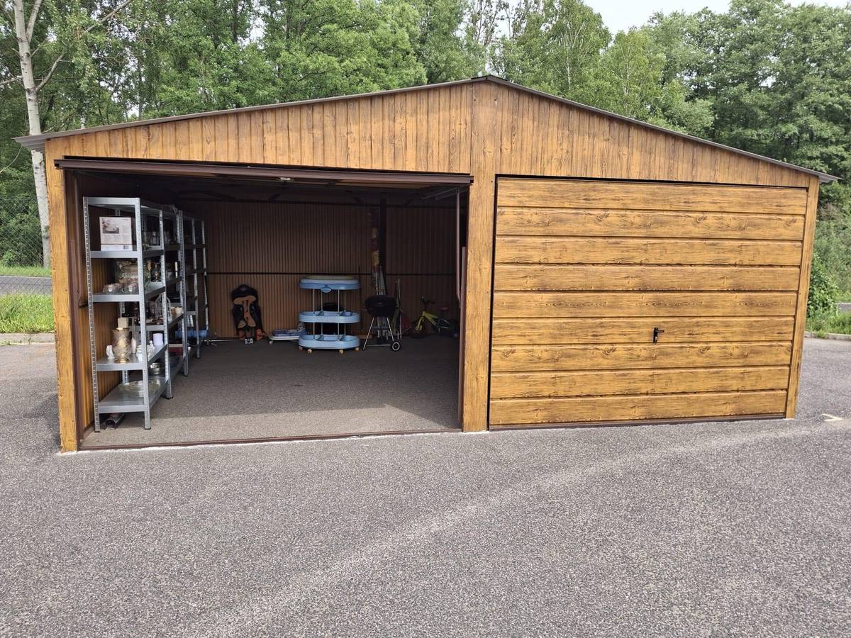 Reuse centrum je místo, kam můžete BEZPLATNĚ ODEVZDAT drobnější funkční předměty z Vaší domácnosti, které byste jinak vyhodili.  Takto je můžete snadno darovat, aby posloužily ještě někomu jinému. Je to jeden z nejjednodušších způsobů, jak darovat nepotřebné funkční věci dál. V reuse centru si můžete bezplatně vzít použité věci. Nemusíte měnit, tedy odnést si něco za Vaše věci. Můžete buď jen darovat, nebo si jen zdarma něco odnést.   Reuse centrum PŘIJÍMÁ výhradně jen níže uvedené předměty:   Drobný nečalouněný nábytek z různých materiálů (židle, stoly, skříňky, police, dětský nábytek apod. z dřeva, kovu, plastu, ratanu a jiných materiálů). Nábytek musí být před odevzdání do RE-USE centra zbaven všech uskladněných věcí (knihy, oblečení, přikrývky apod.). Zařízení a vybavení domácnosti z různých materiálů (hrnce, formy a plechy na pečení, talíře, hrnky, nápojové sklo, příbory, mechanické domácí spotřebiče apod. z kovu, skla, keramiky, porcelánu, skla, plastu a jiných materiálů). Zařízení a vybavení domácnosti silně znečištěné (např. připálenými zbytky jídla) z hygienických důvodů do RE-USE centra nepřijímáme. Dekorativní předměty do domácnosti (obrazy, rámy na obrazy, vázy, sošky, květináče, dekorativní nápojové a jídelní servisy). Knihy a periodika (noviny, časopisy). Sportovní vybavení (jízdní kola, koloběžky, lyže, snowboardy, brusle, sáňky, boby, míče, švihadla, činky apod.). Vybavení pro děti (kočárky, autosedačky, podsedáky, odrážedla, hračky apod.). Kompenzační pomůcky (hole, berle, chodítka, vozíky apod.).   Reuse centrum NEPŘIJÍMÁ z kapacitních, hygienických a bezpečnostních důvodů tyto předměty:   Textil (oblečení, obuv, osobní ochranné pracovní prostředky), textilní hračky. Čalouněný a rozměrnější nábytek (sedací soupravy, křesla, taburety apod.). Kuchyňské vybavení ze dřeva (krájecí a servírovací prkénka, vařečky apod.). Matrace a lůžkoviny (povlečení, prostěradla, přehozy apod.). Koberce, běhouny, koupelnové předložky. Elektrospotřebiče a elektronická zařízení (včetně solárních panelů a jejich příslušenství). Světelné zdroje (žárovky, zářivky, výbojky apod.). Části silničních motorových vozidel, pneumatiky. Baterie, akumulátory a jejich nabíječky. Předměty potenciálně ohrožující život a zdraví či potenciálně znečisťující životní prostředí (zbraně, střelivo, výbušniny, zábavní pyrotechnika, tlakové nádoby, pohonné hmoty, chemikálie, barvy a laky, pesticidy, zdravotnické prostředky s potenciálním zdrojem nákazy apod.).         UPOZORNĚNÍ Sběrný dvůr i reuse centrum jsou určeny pouze pro občany města Jablonné v Podještědí a všech jeho částí zapojených do odpadového hospodářství města, kteří se prokáží dokladem o zaplacení odpadu na příslušný kalendářní rok.   „Dej věcem druhou šanci, přímo u nás ve sběrném dvoře!“