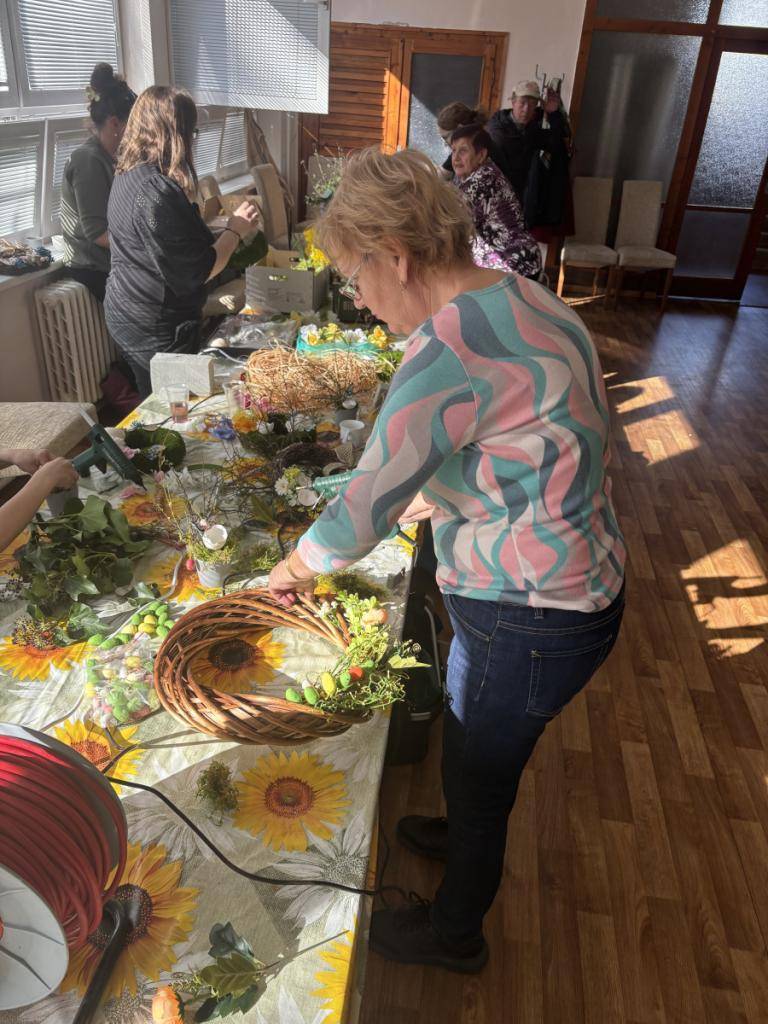 Obec zorganizovala pri príležitosti blížiacich sa Veľkonočných sviatkov pre občanov veľkonočné tvorivé dielne. Konali sa 11.4. v spoločenskej miestnosti pod poštou. Tvorenie bolo príjemné a každý si odniesol svoj veľkonočný venček.