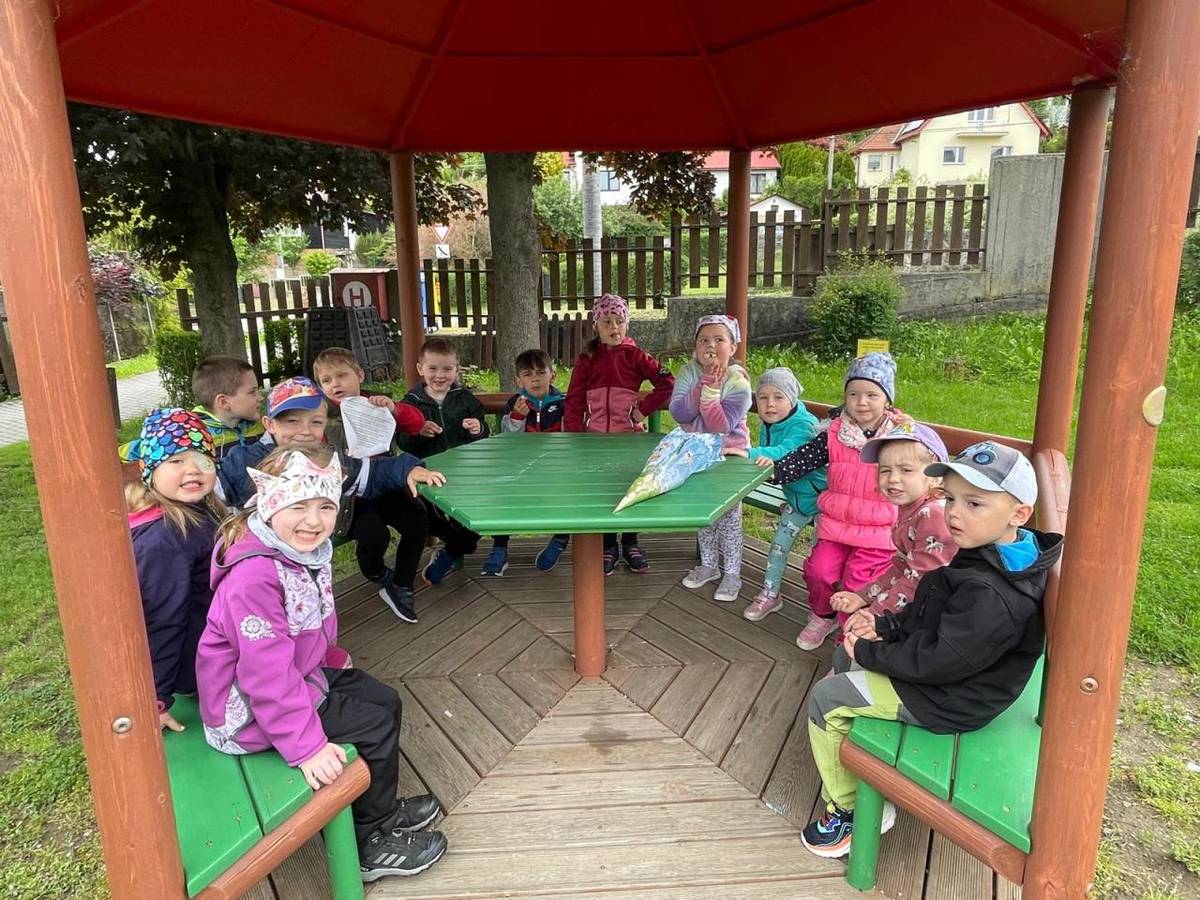 ,,Hopsa tam a hopsa sem,  ať se třese celá zem.  Že dnes děti svátek mají,  tak ať si ho užívají!''