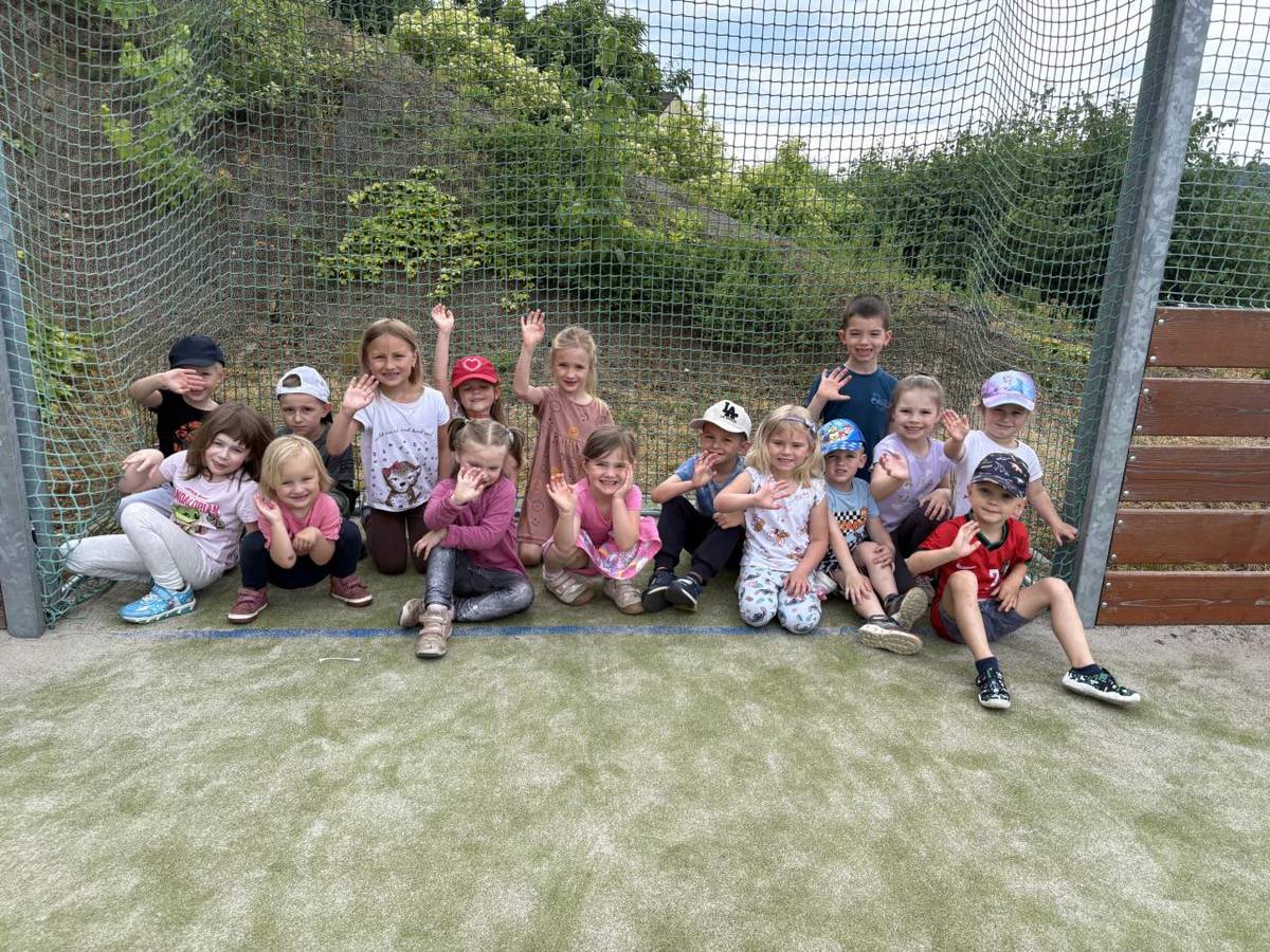 S dětmi jsme si užili zábavné dopoledne venku. Do soutěží a pohybových aktivit se s radostí zapojily. Za snahu na všechny děti čekala malá sladká odměna.   Děti si den plný pohybu, smíchu a radosti opravdu užily !