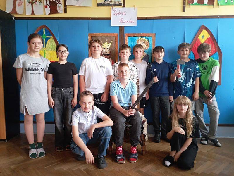 Ve čtvrtek 5. června vystoupili páťáci s hudebním pásmem Šípková Růženka od J. Uhlíře a Z. Svěráka.