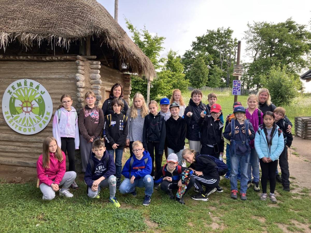 Žáci 4. ročníků vyrazili do zážitkového tematického parku Zeměráj v Kovářově, kde měli organizovaný program s názvem „Český Zeměráj“.