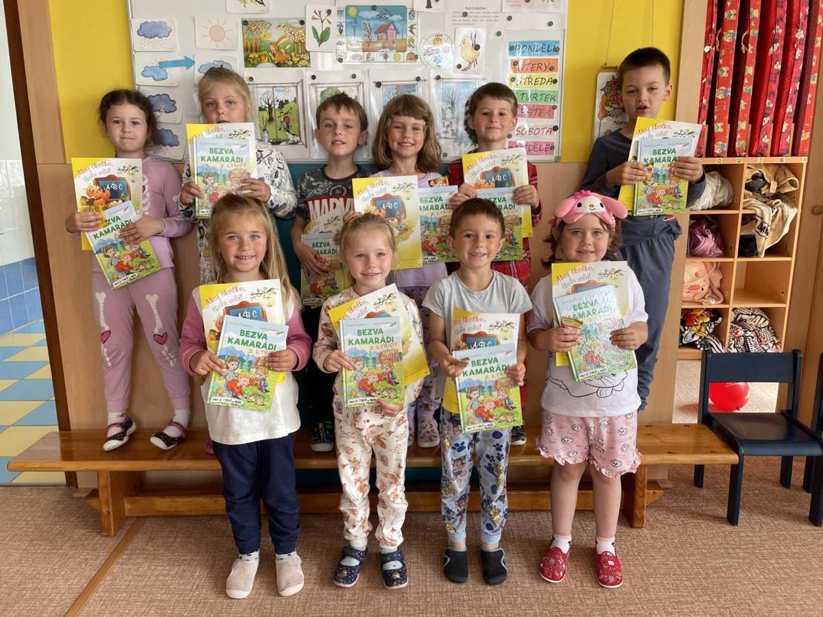 Program přespávání - opékání buřtíků, kino, cesta za Duchem Sojovické školky - plnění úkolů.  Pyžámkový karneval proběhl v duchu her, soutěží a tanců. Loučení - předškolním dětem jsme předaly knihu jako upomínku na školková léta. Přejeme dětem mnoho úspěchu na další cestě za vzděláním.