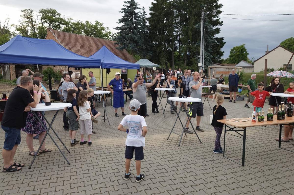 Fotografie z koštu gulášů a piva, který proběhl 7.6.2025 na Luži. Souboj o nejlepší guláš svedlo 10 týmů, k ochutnání bylo k dispozici 7 druhů piv. Akci hudebně doprovodila country kapela Ranch.