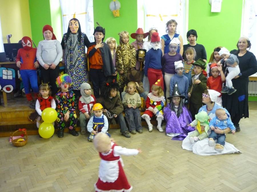 5.4.2011 T.J.Sokol Strážná uspořádala pro místní děti a z blízkého okolí karneval. Bohatá tombola a soutěže obohatily zábavné odpoledne.