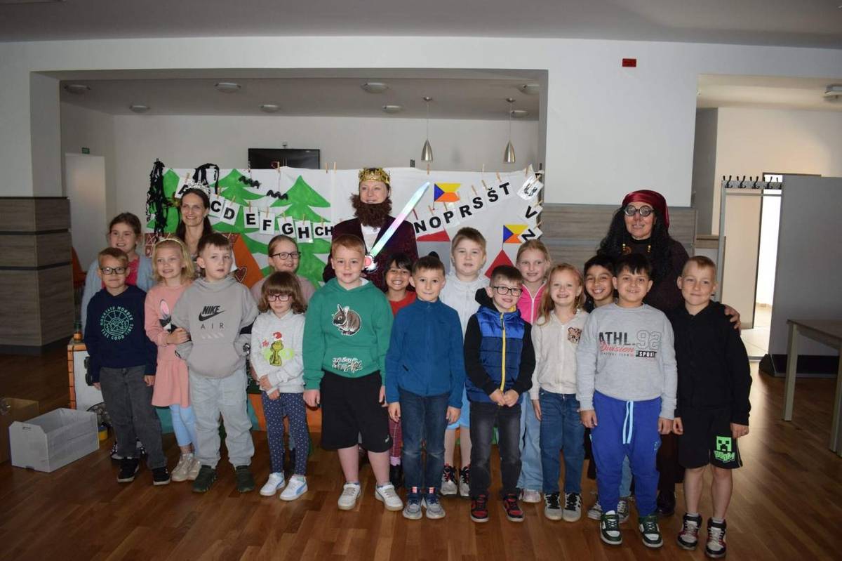 V pondělí 9. června se v knihovně konalo slavnostní pasování na čtenáře. Na tuto výjimečnou chvíli za námi přijely knihovnice z Františkových Lázní s veselým a poučným představením Princezna Abecedka.