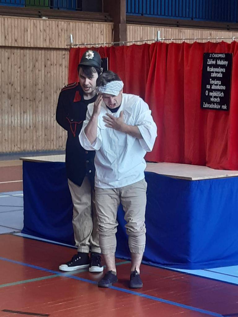 V úterý se sportovní hala naší školy proměnila v divadelní sál, kde jsme měli možnost setkat se – alespoň symbolicky – s jedním z nejvýznamnějších českých spisovatelů, Karlem Čapkem. O příjemný kulturní zážitek se postarali herci z Divadélka pro školy z Hradce Králové.