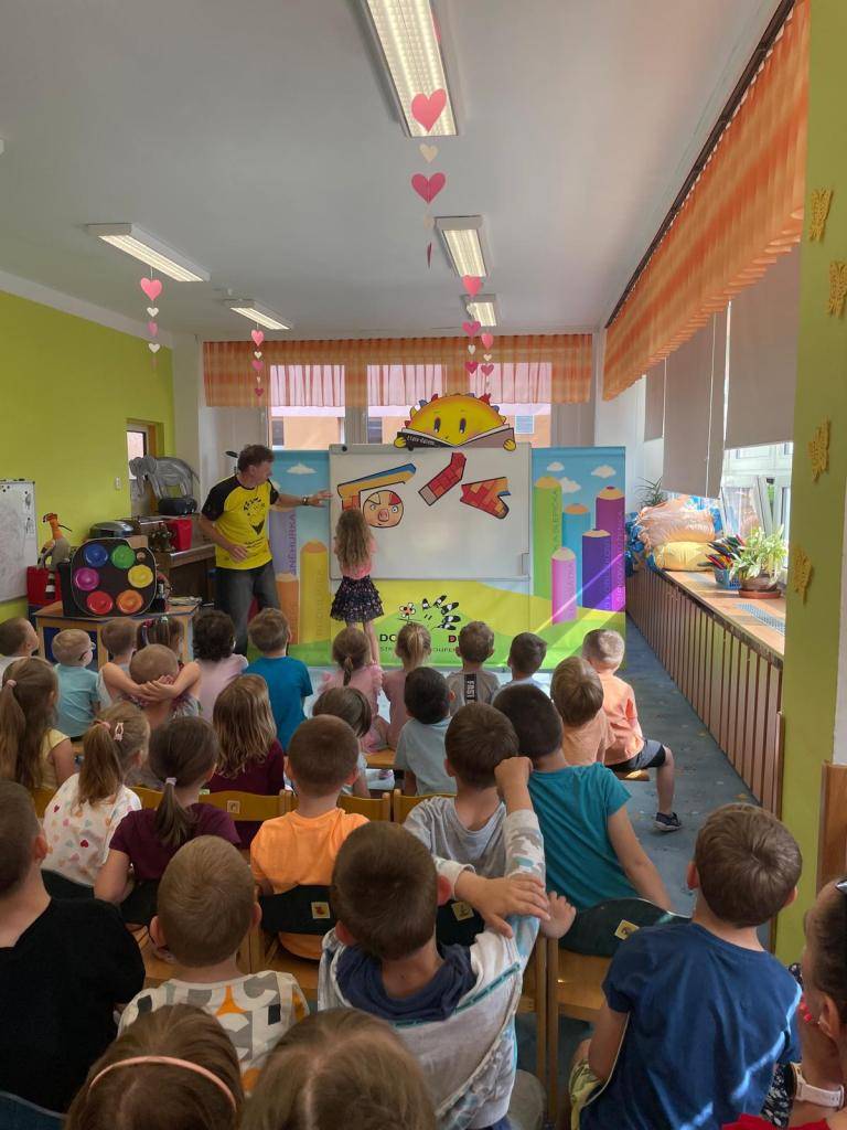 V pátek naši školku navštívil známý ilustrátor dětských knih a časopisů pan Adolf dudek.