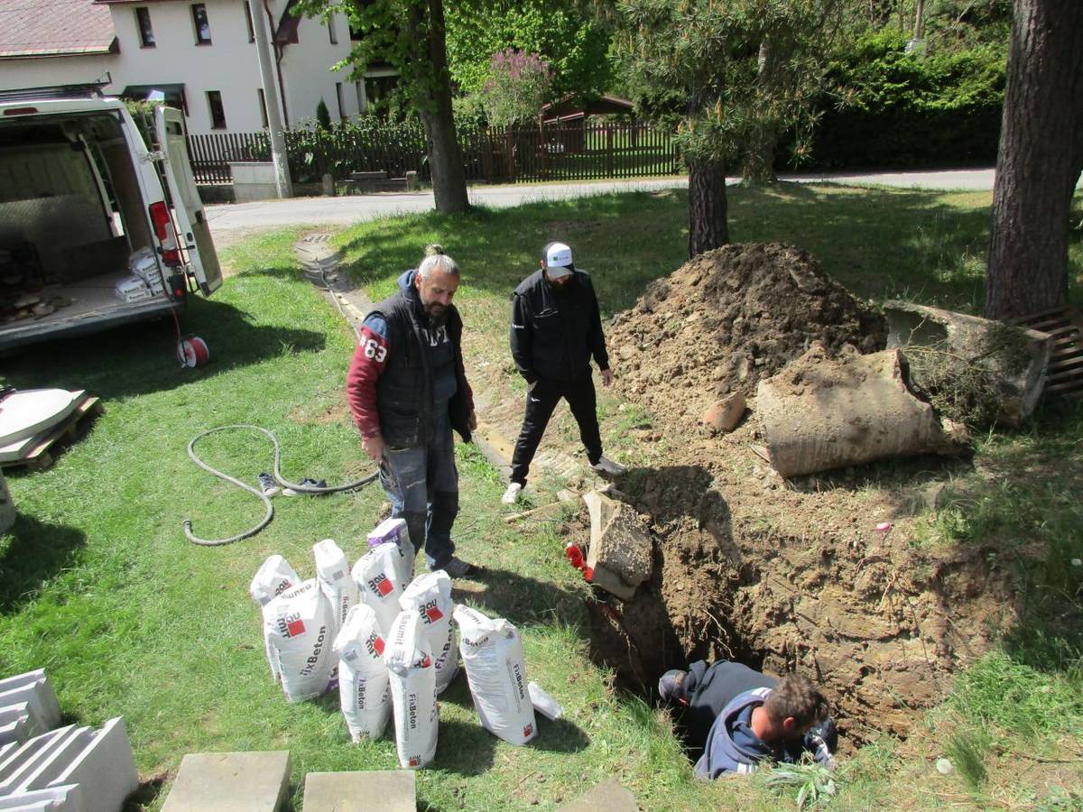 Asfaltování, oprava odtoku z požární nádrže, oprava vstupu k obecním bytům a oprava rybníčku v Tisové