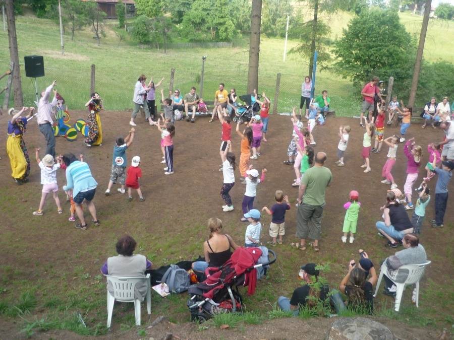 Dne 11.6.2011 se konal ve Strážné Pohádkový les. Připraveno bylo 10 stanovišť, za každý splněný ukol čekala na každého úžasná odměna.  Zbytek sil z dětiček vymačkal perfektní kouzelní Jiří Hadaš.