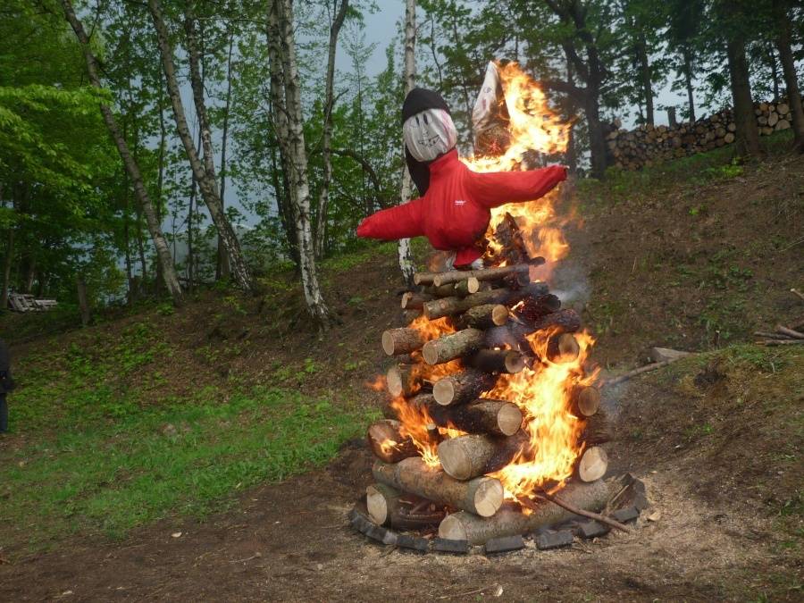 30.4.2011 jsme pálili čarodějnici za deště ,ale my jsme si náladu zkazit nenechali.