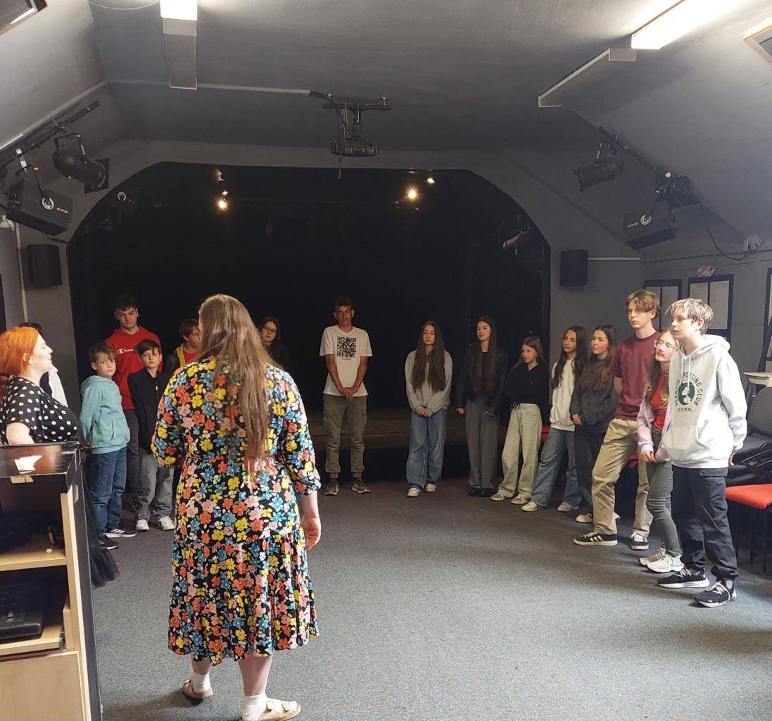 Setkání zástupců školních časopisů proběhlo dne 14.5. v setkavárně Meziprostor, která patří pod Divadlo SUD v Hroznové ulici v Českých Budějovicích. Úvodem děti diskutovaly o novinářské práci s Martinem Trösterem z Deníku, poté se všichni vyfotografovali na titulní stranu společného časopisu.