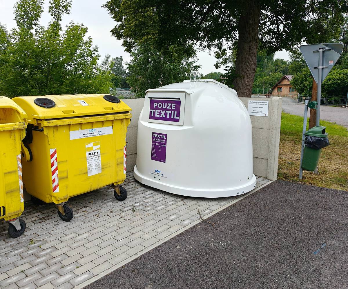 Od 9.6. 2025 je ve Stojicích trvale přistaven kontejner na textil. Kontejner je umístěn u ostatních nádob na tříděný odpad v Pazdeně u rybníka. Prosíme, pro odkládání textilu respektujte pravidla, která jsou vylepená na kontejneru.