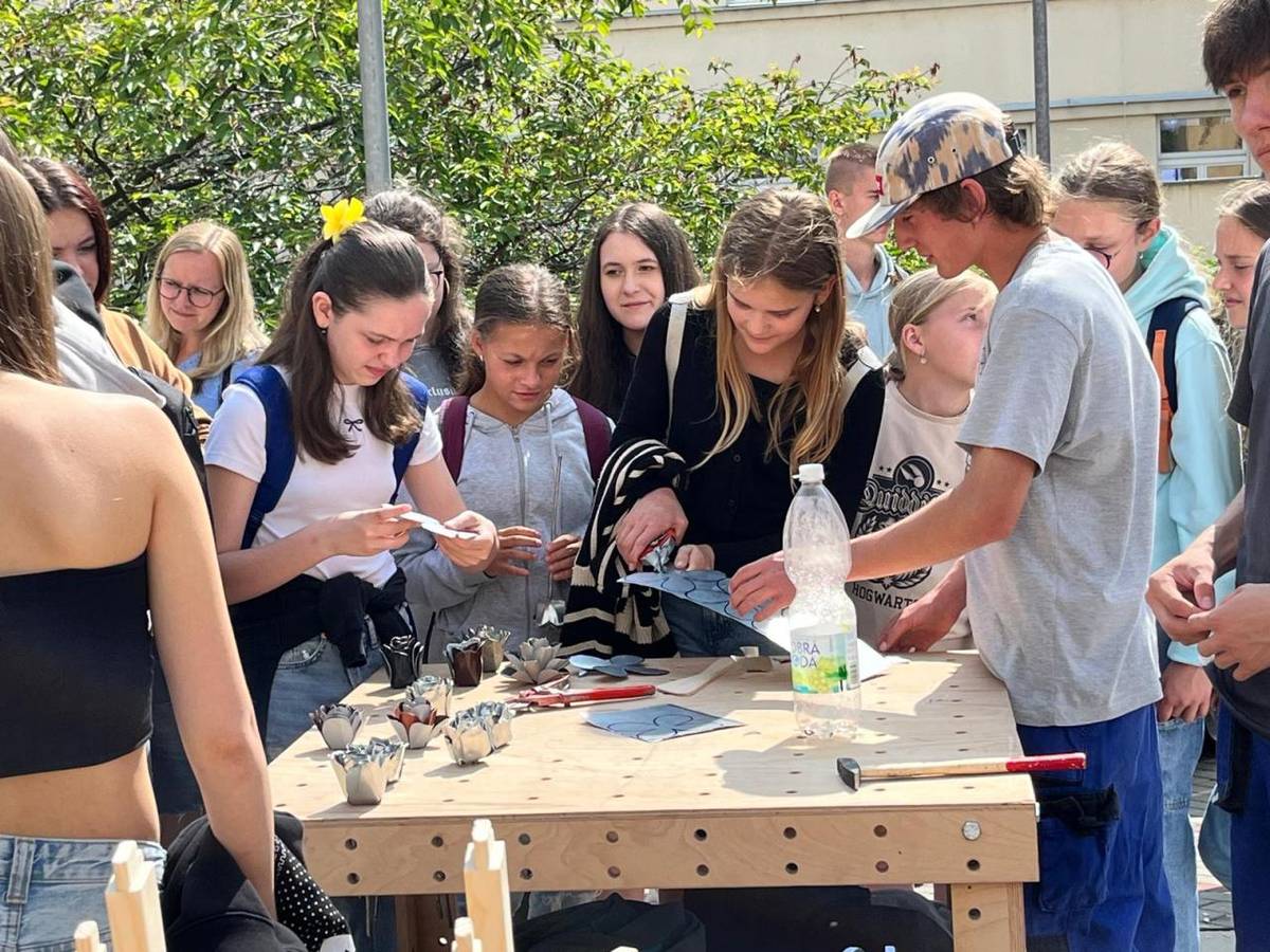 V úterý 10. června jsme si nenechali ujít tradiční prezentační akci středních škol Plzeňského kraje na nádvoří krajského úřadu v Plzni.