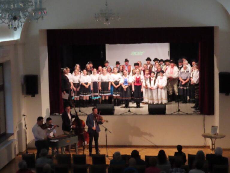 Gemersko-malohontské osvetové stredisko – kultúrna inštitúcia Banskobystrického samosprávneho kraja a Obec Klenovec v piatok 30. mája 2025 v Dome osvety v Rimavskej Sobote pripravilo prezentačné podujatie tradičnej ľudovej kultúry Rontouka všetkými zmyslami.