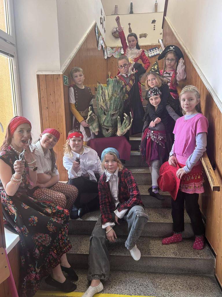 Karneval u nás ve škole a v kulturním domě i s vystoupením dívek z tanečního kroužku