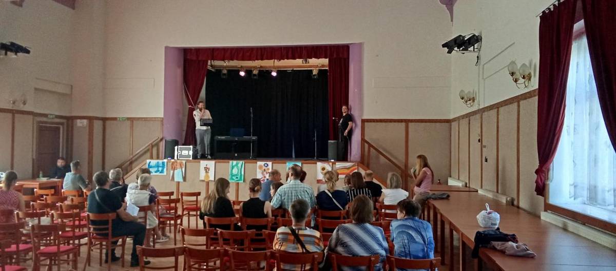 Bezvadný koncert žáků, při kterém jsme se mohli zaposlouchat do nádherných melodií a písní, které moderoval skvělý mluvčí. Sál KD Svoboda byl vyzdoben malbami a kresbami žáků ZUŠ.