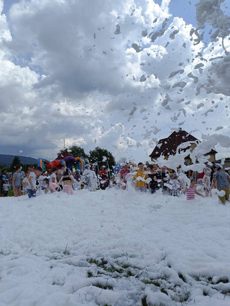 Náramně vydařený dětský den na Sokolském hřišti, který zorganizovali místní hasiči.