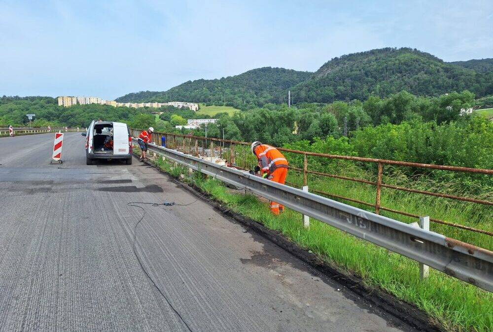 Ředitelství silnic a dálnic (ŘSD) postaví v ústeckém Mojžíři na silnici I/62 nový, 291 metrů dlouhý most. Práce za více než čtvrt miliardy korun bez DPH potrvají do konce roku 2026.
