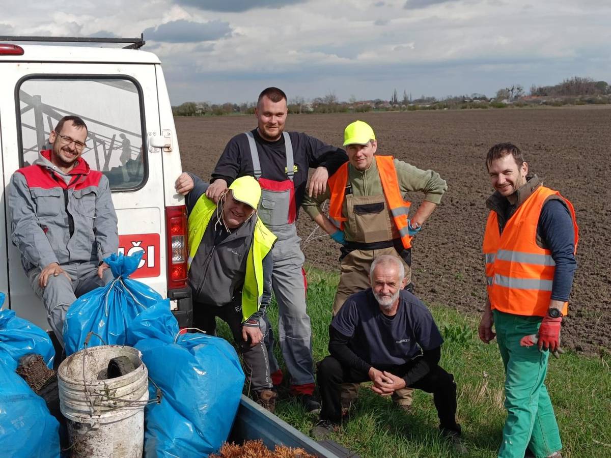 Aj v tomto roku sa dobrovoľníci pozbierali, aby vyčistili kataster našej obce od odpadkov. Na konci dňa nechýbal zaslúžený kotlíkový guláš.