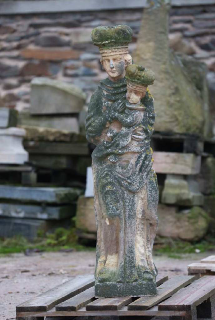 Socha Panny Marie byla sejmuta z podstavce, aby mohla být očištěna, zpevněna, dotmelena. Nyní je již zpět na svém místě.