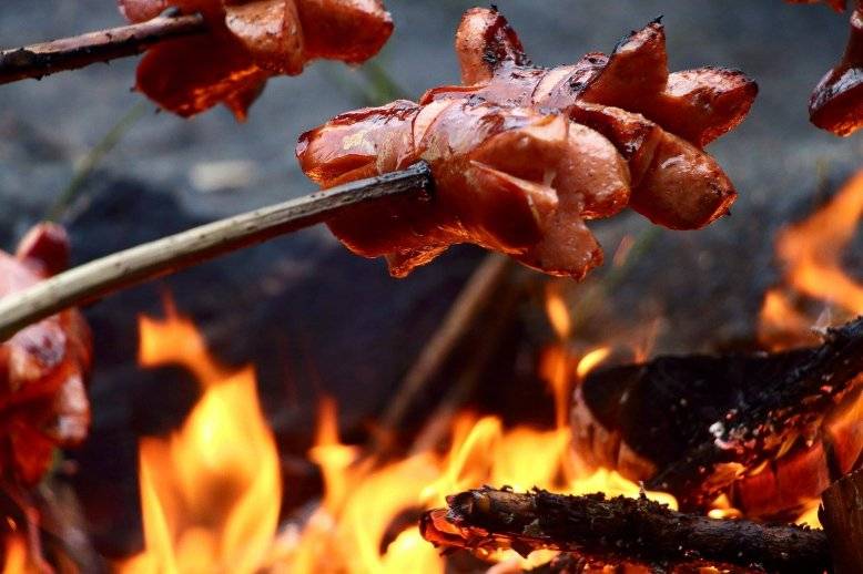 Pozvánka na porážení májky a posezení u ohně! Srdečně Vás zveme na tradiční akci! V sobotu 14.června od 19:00 se sejdeme na návsi, kde společně porazíme májku. Hned po té bude následovat příjemné posezení u ohně s opékáním. Vezměte si sebou buřty a cokoli koli dalšího , co si rádi opečete na ohni. Těšíme se na Vás a skvělou atmosféru.