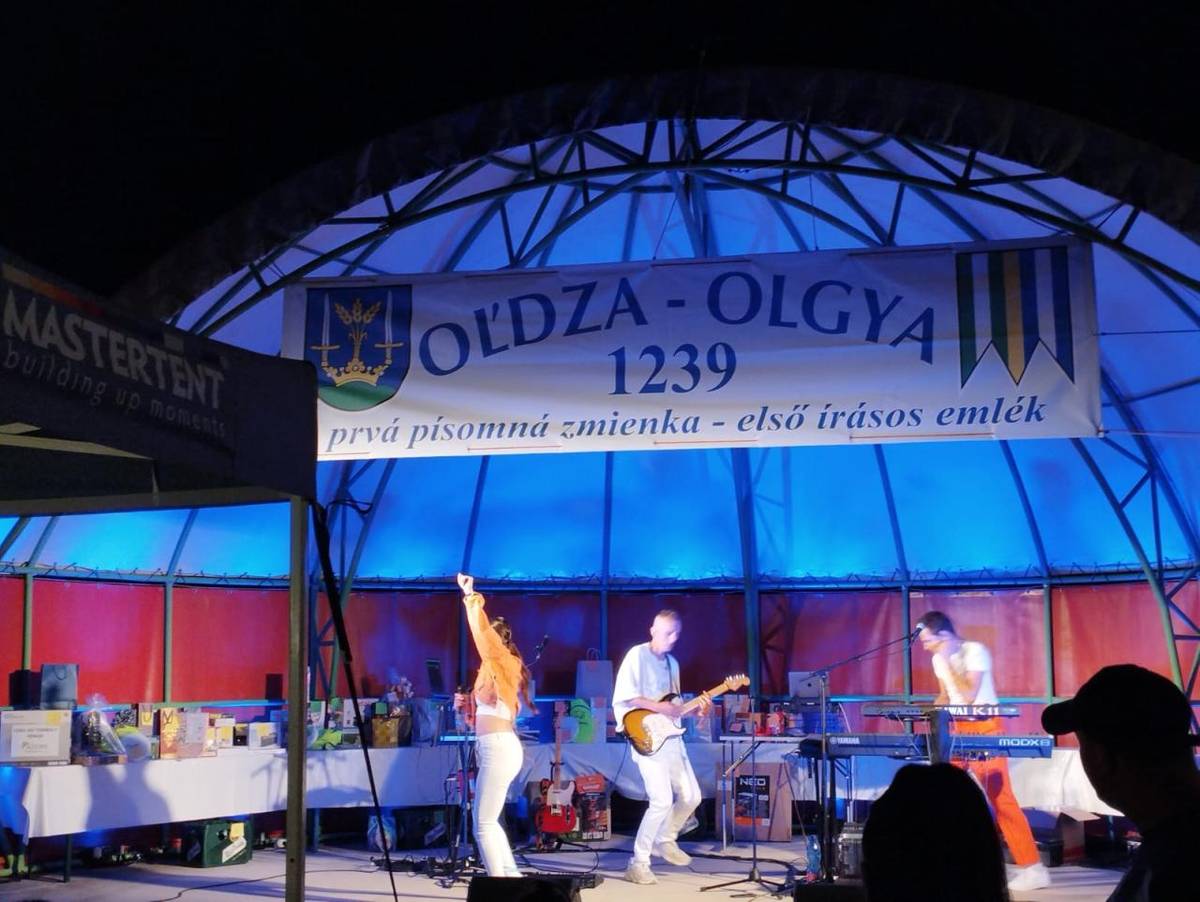 Naše najväčšie podujatie opäť prilákalo mnoho ľudí z blízka i z ďaleka. Skvelá skupina z Košíc, KISS MY EX! dali do toho všetko! Výborná hudba, parádna cigánska pečienka, bohatá tombola a veselá tancovačka. Niet čo dodať, bolo nám super!