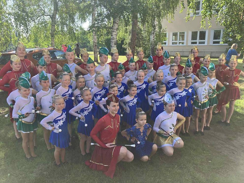 V příštím školním roce 2025 / 2026 otevřeme dveře dalším děvčátkům, která by ráda přišla mezi nás. Děvčata přijímáme  ve věku 3,5-7 let do kategorie děti ve věku 8-11 let do kategorie kadetky ve věku 12 a výše do kategorie juniorky  Chcete, aby se Vaše děvčata hýbala a netrávila čas na tabletech nebo sledování televize? Přidejte se k nám! Mažoretkový sport je kvalitní možností, jak se mohou děti naučit začlenit do kolektivu, zvládat určité stresující situace a v neposlední řadě také to, jak zdokonalovat schopnosti jemné a hrubé motoriky. Přijďte se podívat na naše ukázkové tréninky, vyzkoušet si práci s hůlkou a pomy, zeptat se na vše, co vás o mažoretkovém sportu zajímá. Ukázkové tréninky pořádáme v sokolovně v Borohrádku v pondělí 16. června 2025 a ve čtvrtek 26. června 2025  od 15 do 16 hodin trénují kadetky, od 16 do 17 hodin děti a od 17 do 18 hodin juniorky.  Těšíme se na vás. Další informace získáte na našich webových stránkách labety.cz. Kontaktovat nás můžete na labetymazoretky@gmail.com, telefonicky na telefonních číslech 733 765 788 nebo 725 082 590