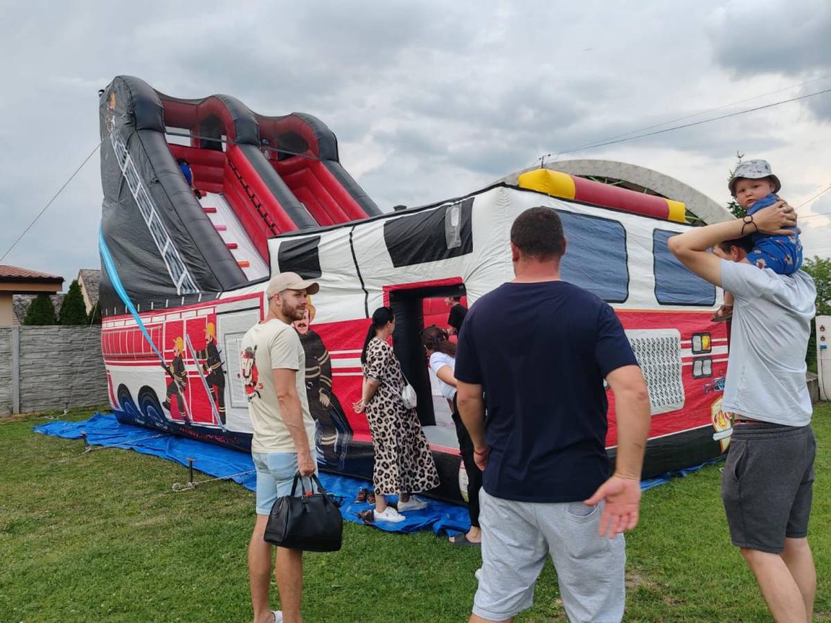 Deň detí nám pripomína prichádzajúce leto, horúčavy, prázdniny ale aj búrky. Pred tou sobotňajšou búrkou sme sa však stihli zabaviť na obľúbených športových aj vedomostných stanoviskách, vyskúšať si šikovnosť pri prekážkach a poskákať si na obrovskom skákacom hrade.