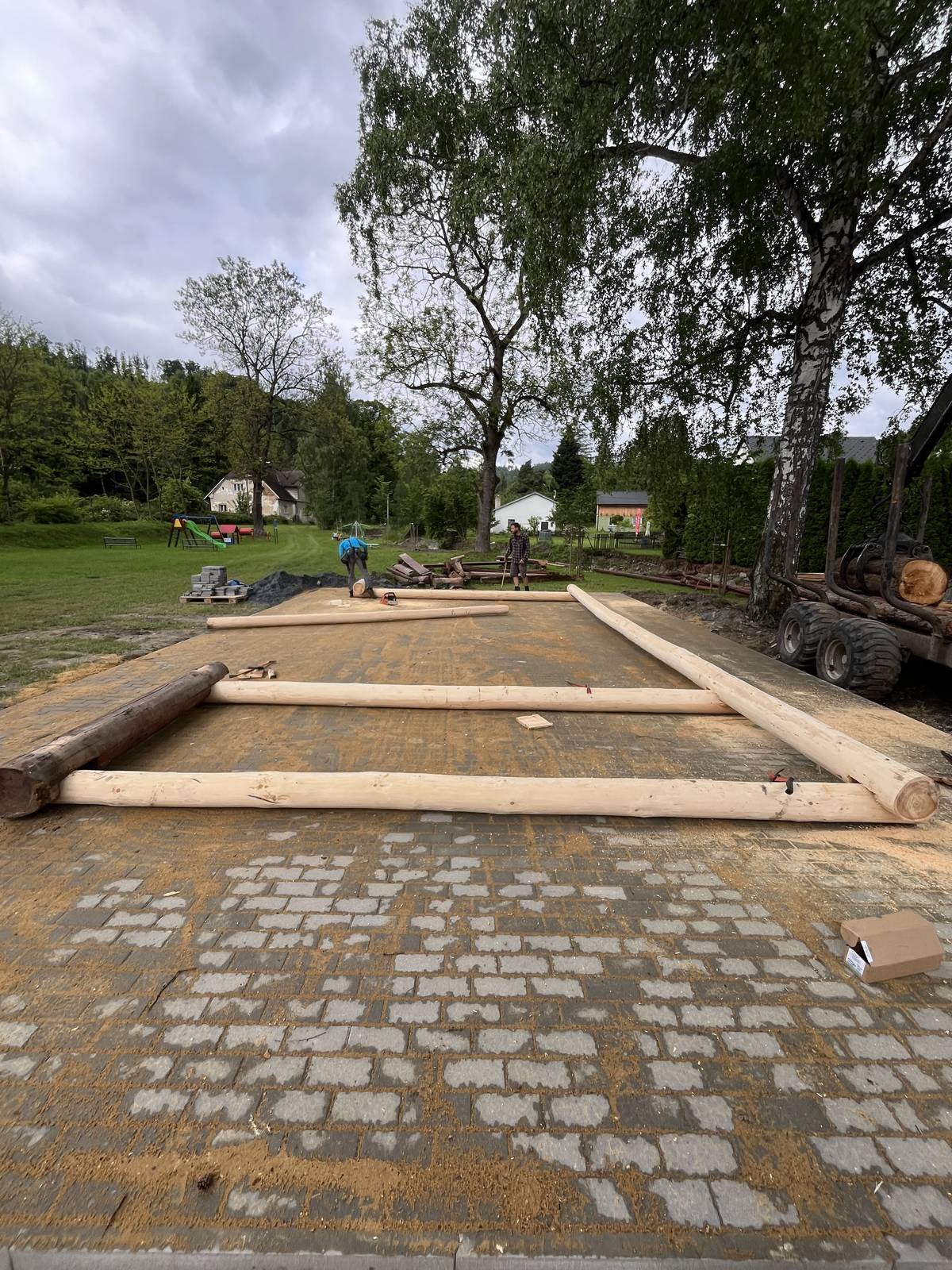 V sobotu 31.5. se na hřišti ve Spálené konalo Kácení máje, které pořádá tradičně SDH Spálené. Hned v neděli 1.6. začaly práce na obnově tohoto kultovního místa. A po 13-ti dnech přinášíme konečný výsledek práce místních firem, které přispěli k rychlé realizaci. Firma H+H Holz Team postavila zpevněnou plochu, Roman Adamčík dodal dřevo z obecního lesa a Jakub Stolárik měl v režiji opravu přístřešku. Přístřešek bude ještě opatřen ochranným nátěrem a věříme, že do konce roku se nám podaří udělat přípojku na elektřinu. Vše je tak připraveno na zítřejší kulinářskou akci Gulášohraní, která začíná v 10:00.