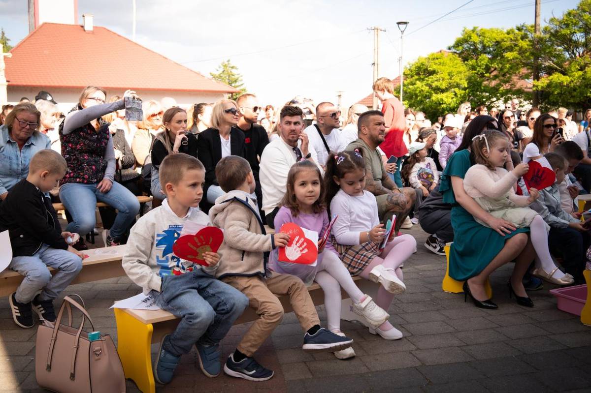 Vystúpenie ku Dňu matiek dňa 11.5.2025 na námestí obce Šintava s láskou pripravili deti  z materskej školy a žiaci zo základnej školy Šintava,  ZUŠ Sereď.