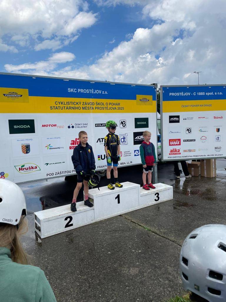 Dne 21. května 2025 se vybraní žáci naší školy zúčastnili cyklistického závodu O pohár Statutárního města Prostějova.  Naši závodníci předvedli skvělé výkony! Sourozenci Vodicovi vybojovali 1. místo, Vítek Kardinál a Amálka Vévodová obsadili 2. místo a Josef Koukal si dojel pro krásné 3. místo.