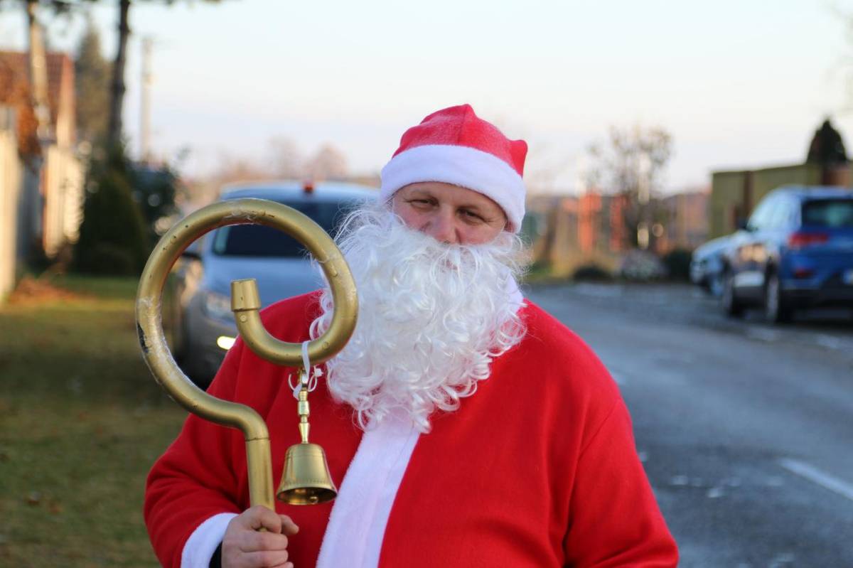 Návštevu našich poslušných detí by nevynechal ani Mikuláš a jeho pomocníci. Každému, s ktorým sa stretol daroval maškrtu aj veselé HO-HO-HO!