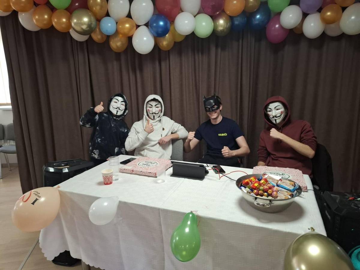 Menšia účasť na maškarnom plese vôbec neznamenalo menej zábavy. Mali sme všetko, čo fašiangy majú mať: kostýmy, deti, šišky, dobrú hudbu a vynikajúcu náladu.