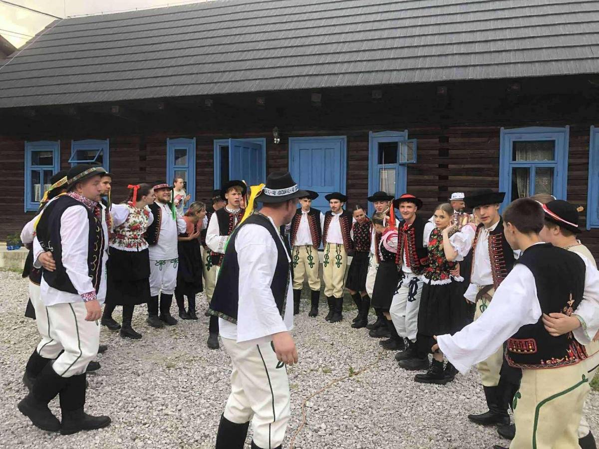 Miestne osvetové stredisko v spolupráci s obecným úradom zorganizovalo sadenie obecného mája, ktoré sa uskutočnilo v sobotu v predvečer Turíc, 7.6.2025 pri Švošovskej drevenici. Počas tejto kultúrno-spoločenskej akcie sa predstavil detský folklórny súbor Ďatelinka a Bursovníci.