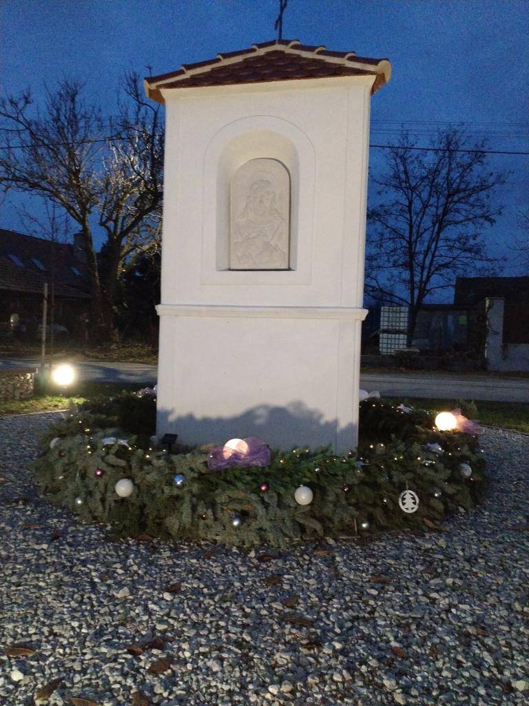 Príprava na vianočné sviatky môže byť ešte krajšia, keď každú adventnú nedeľu sa zídeme okolo adventného venca, spolu si zaspievame koledy a užívame si atmosféru najkrajších sviatkov roka.